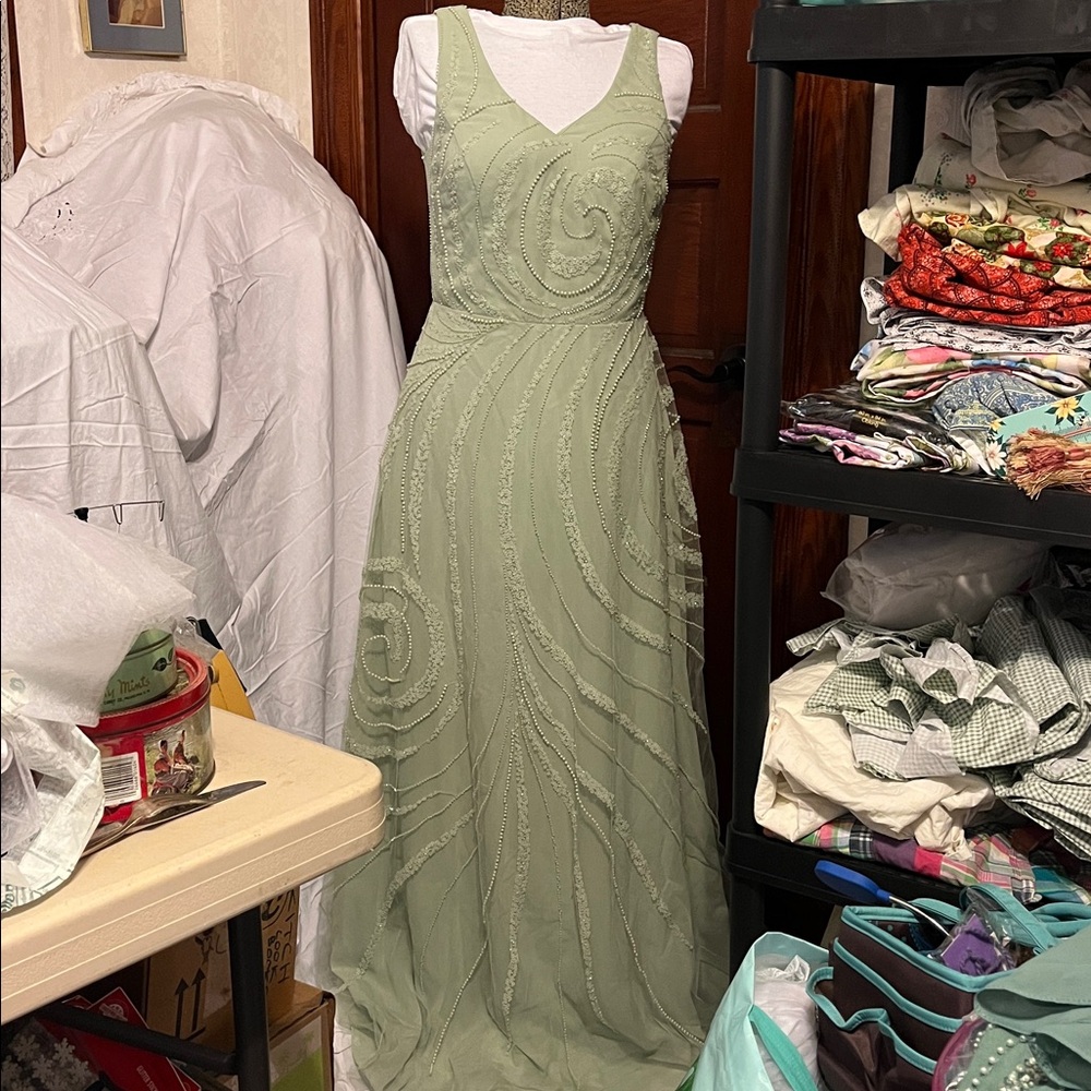 Elegant Green Sleeveless Gown
